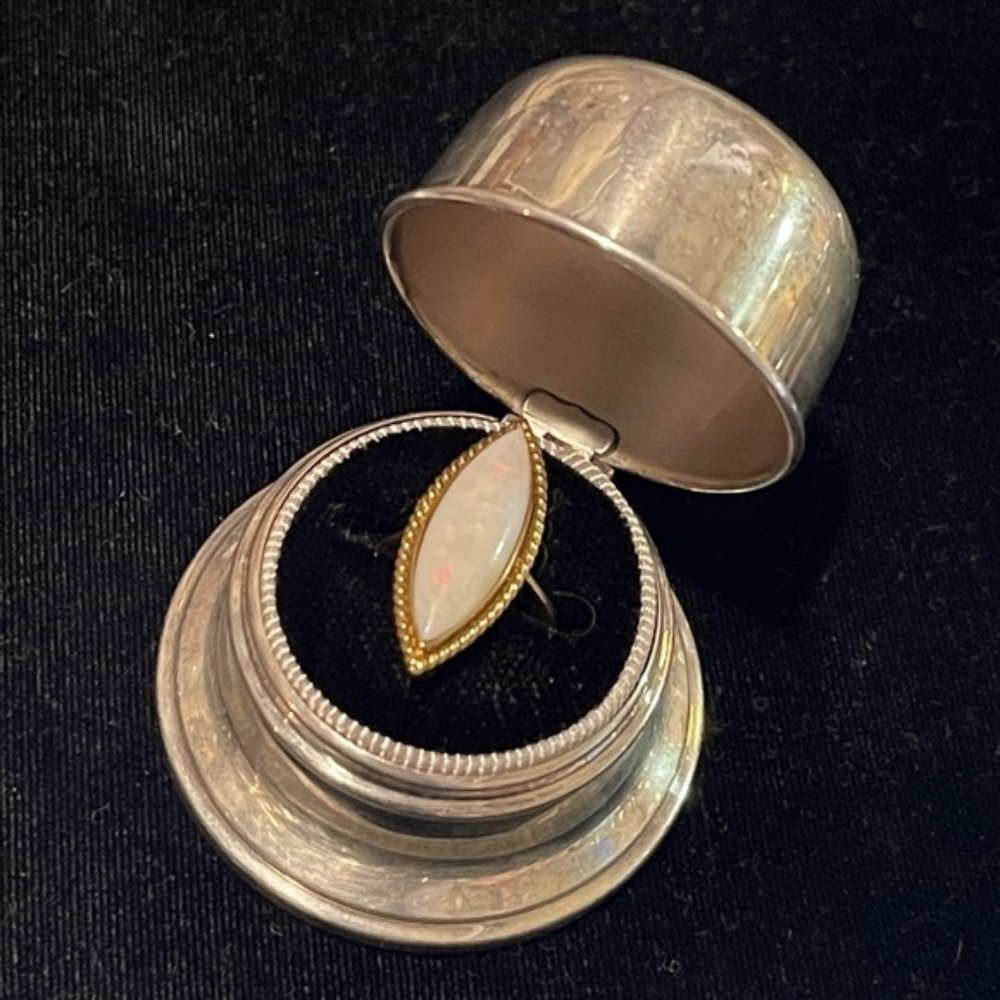 Gorgeous 18k Solid Gold White Opal Ring - image 1